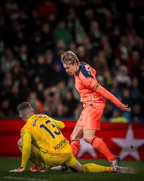 德容本场数据：1次助攻，创造3次进球机会，5次关键传球