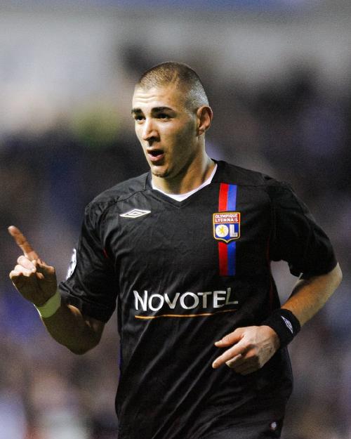 17岁前锋希姆贝尔超越本泽马，成为里昂欧战最年轻进球球员