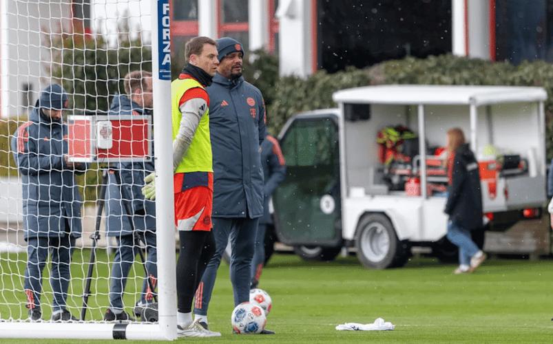 孔帕尼罕见公开训练过程，吸引2200名球迷排500米长队观看